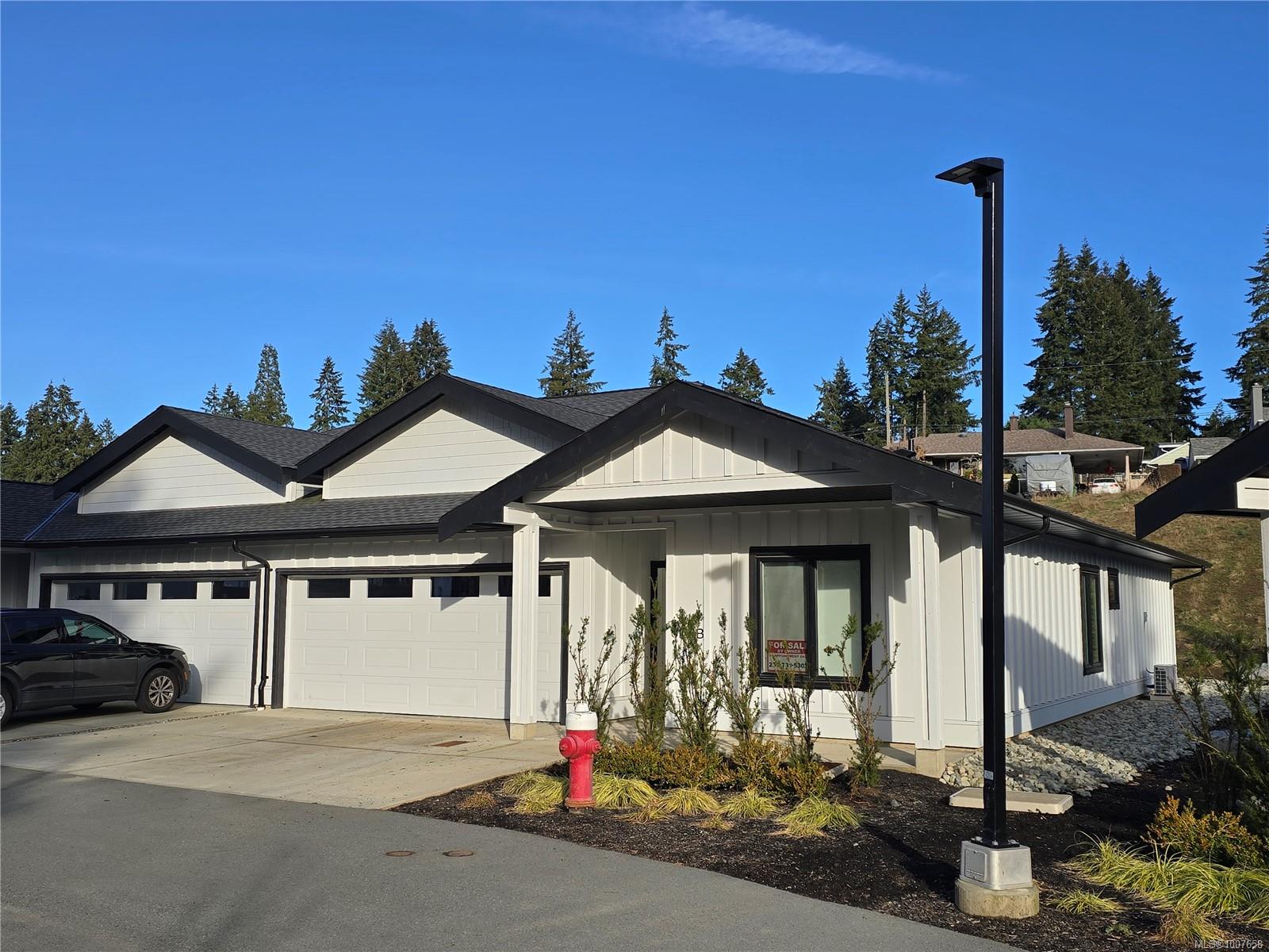 $575,000 - 3590 16th Ave<br>British Columbia, V9Y 7L9