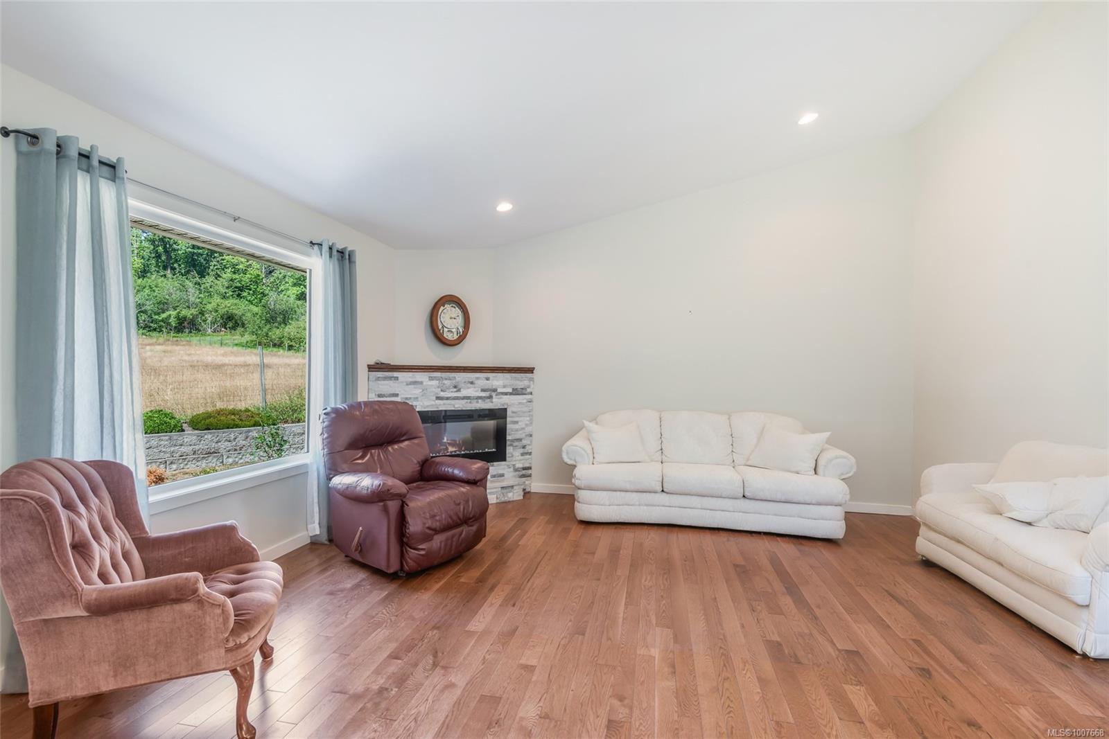 $699,900 - 5450 Tomswood Rd<br>British Columbia, V9Y 0B4