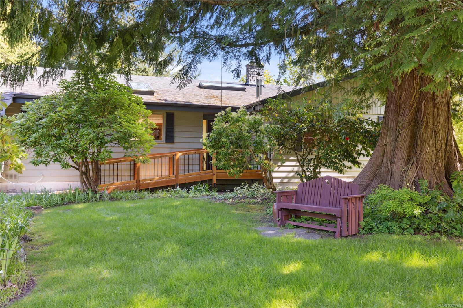 $1,180,000 - 651 Belyea Rd<br>British Columbia, V9K 1H4
