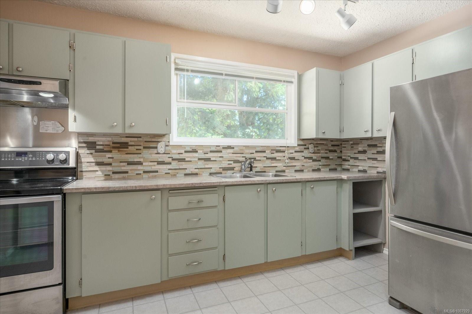 $649,900 - 610 Seventh St<br>British Columbia, V9R 1G2