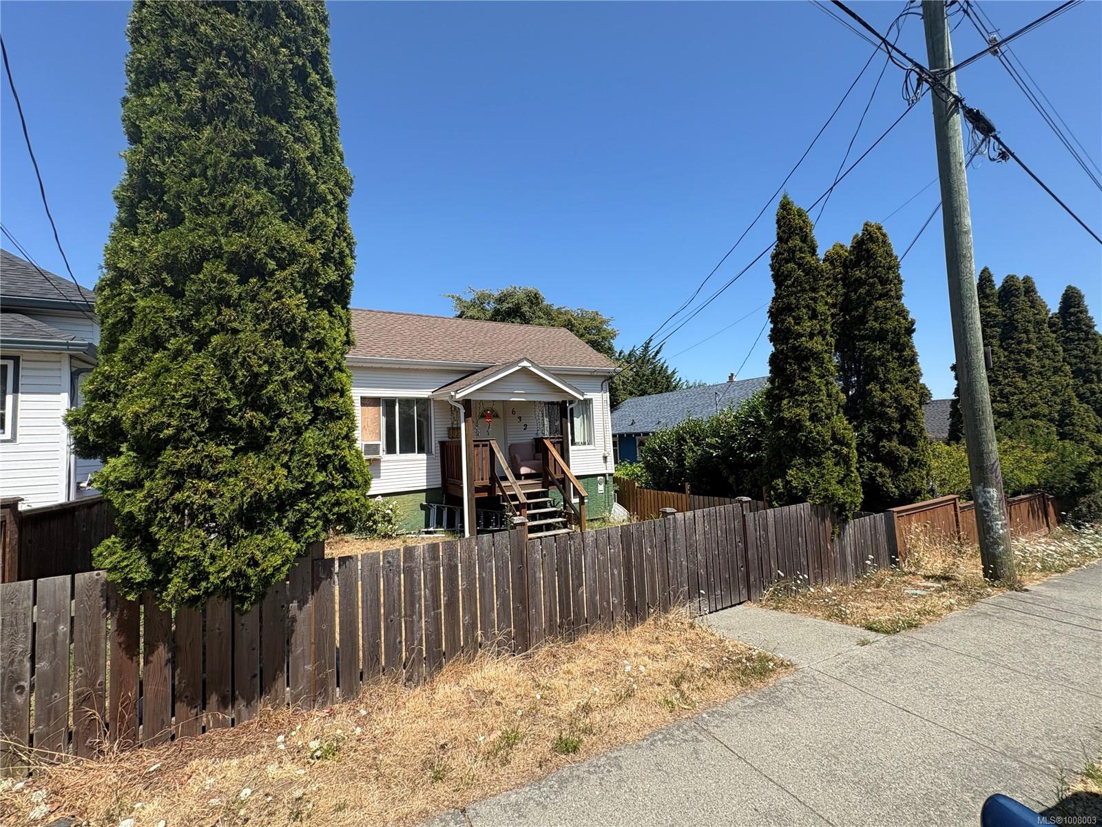 $585,000 - 632 Milton St<br>British Columbia, V9R 2L5