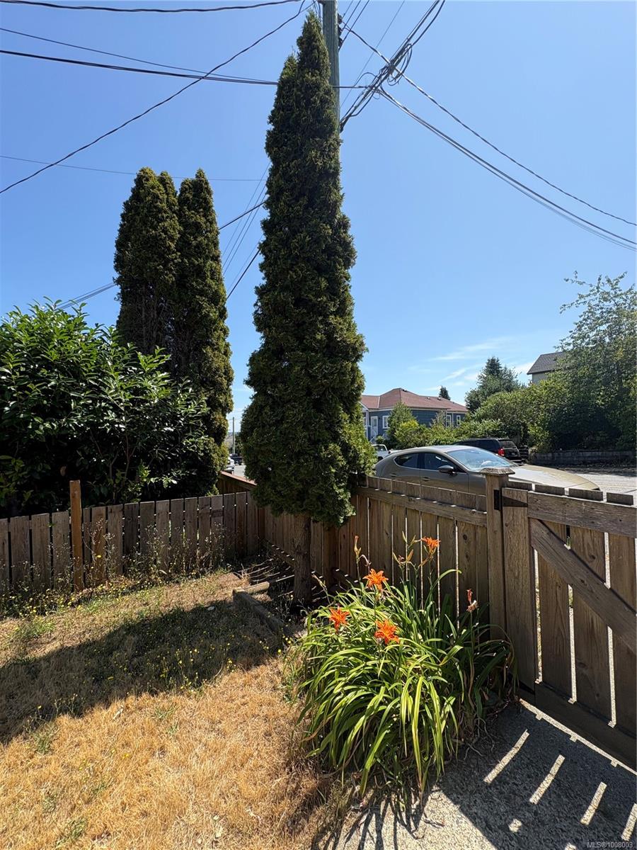 $585,000 - 632 Milton St<br>British Columbia, V9R 2L5