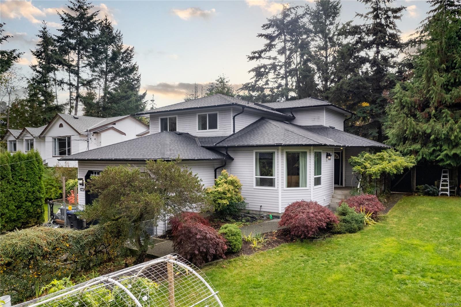 $1,075,000 - 7465 Fernmar Rd<br>Lantzville, British Columbia, V0R 2H0