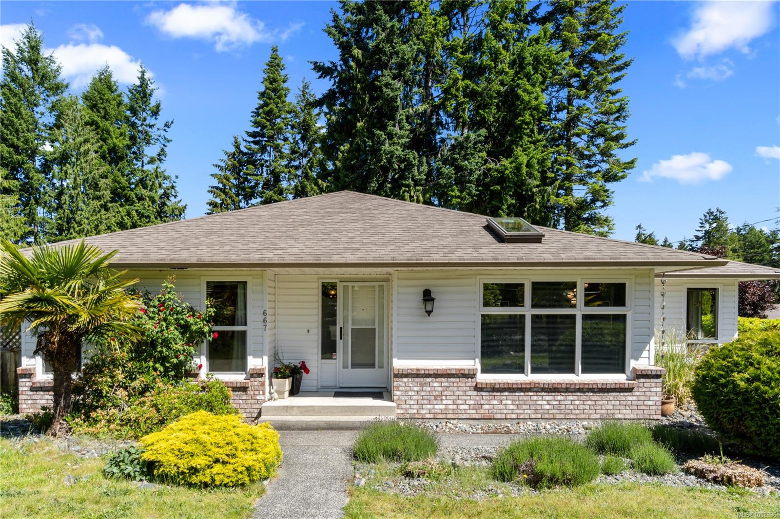 $885,000 - 667 Tamarack Dr<br>British Columbia, V9K 1A8