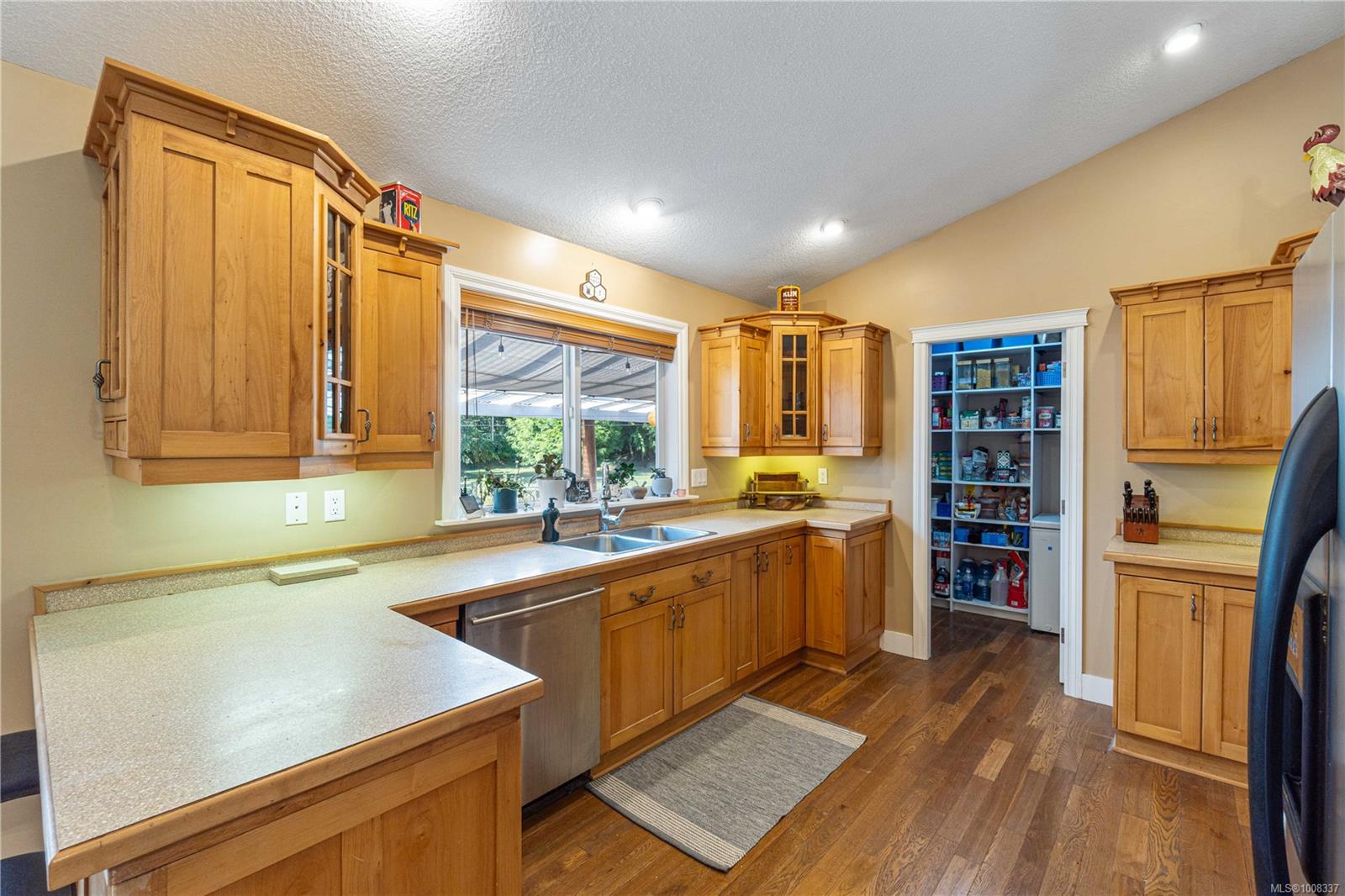 $1,045,000 - 1780 Ashling Rd<br>British Columbia, V9K 2V1