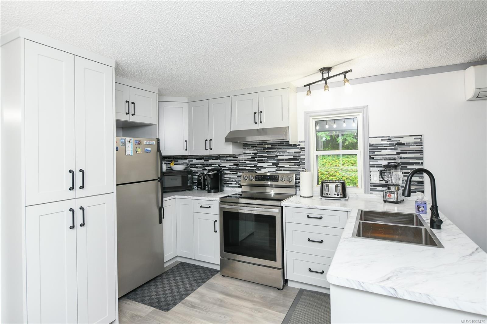 $889,000 - 3701 Island Hwy<br>British Columbia, V9N 9T4