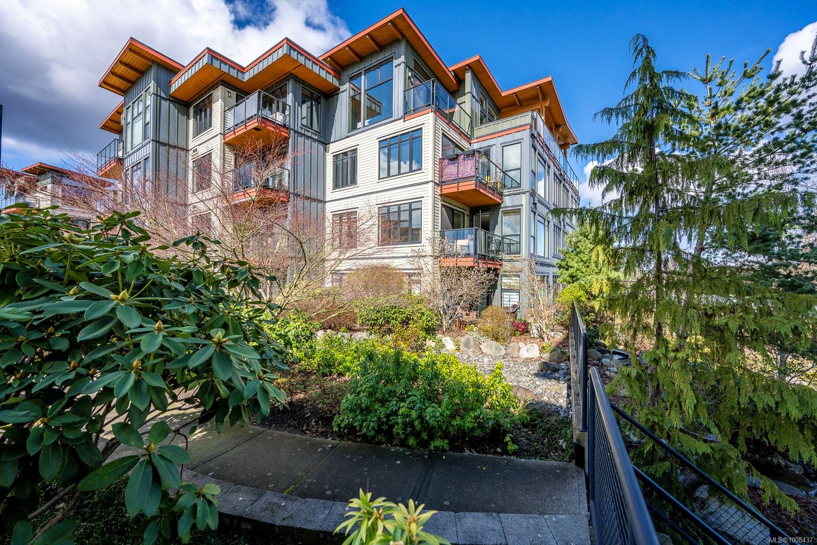 $599,000 - 2300 Mansfield Dr<br>British Columbia, V9N 3L3