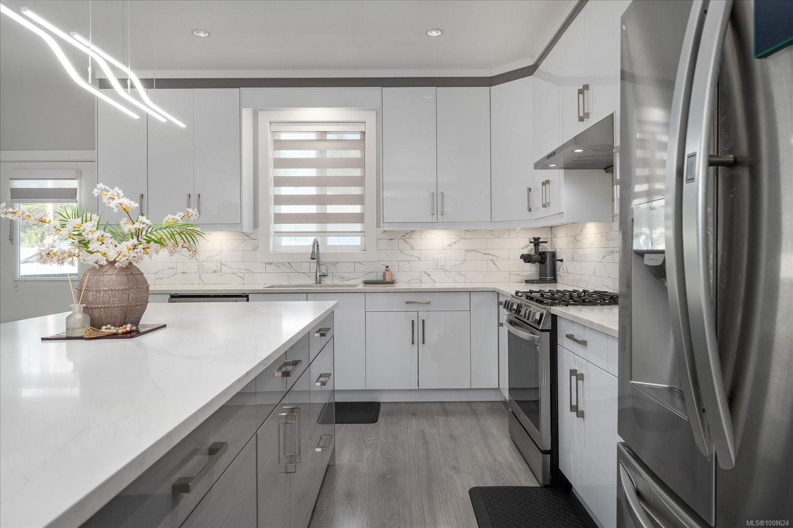 $1,099,000 - 4168 Uplands Dr<br>British Columbia, V9T 5K5