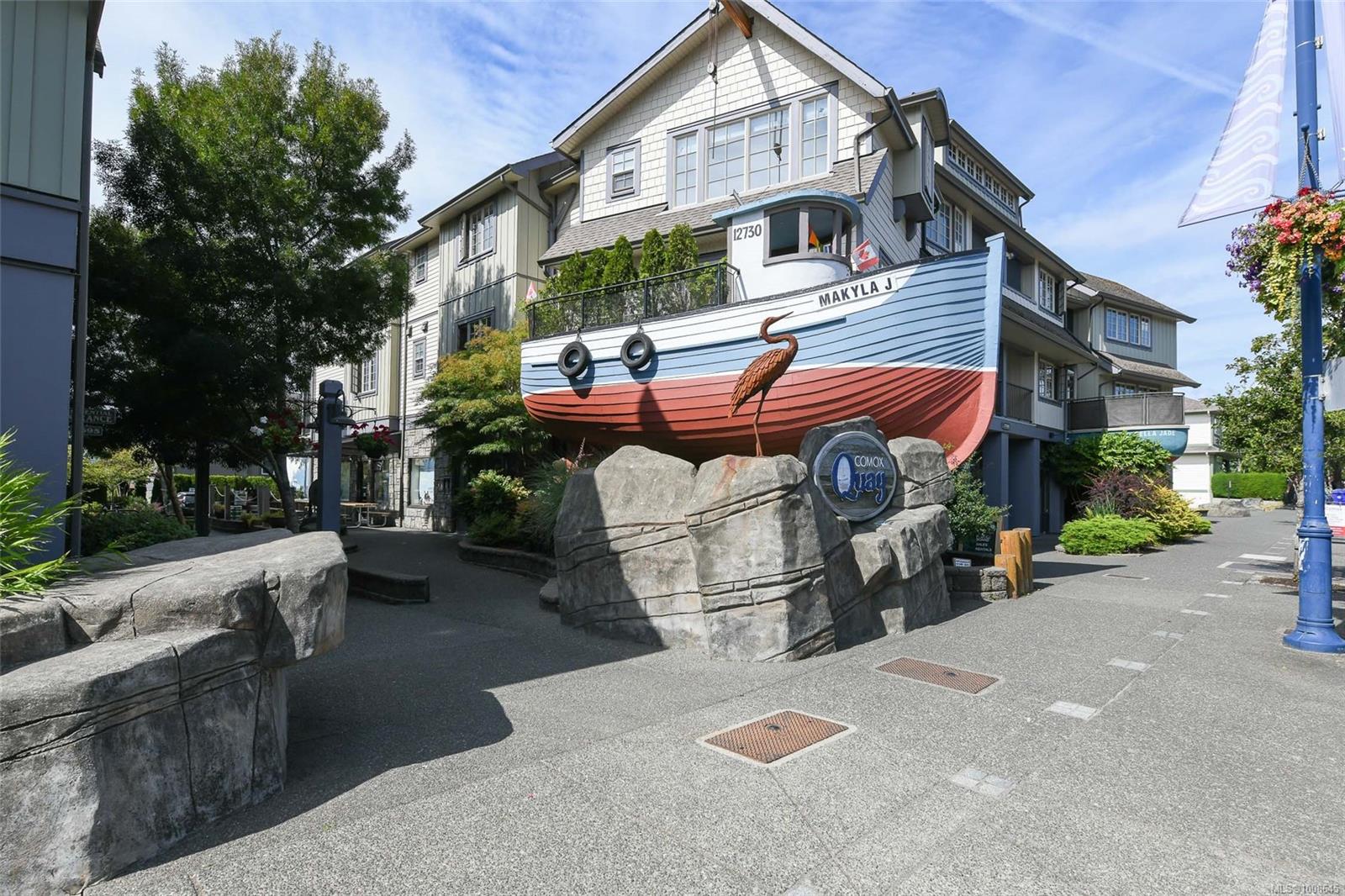 $779,900 - 1705 Comox Ave<br>British Columbia, V9M 3M1