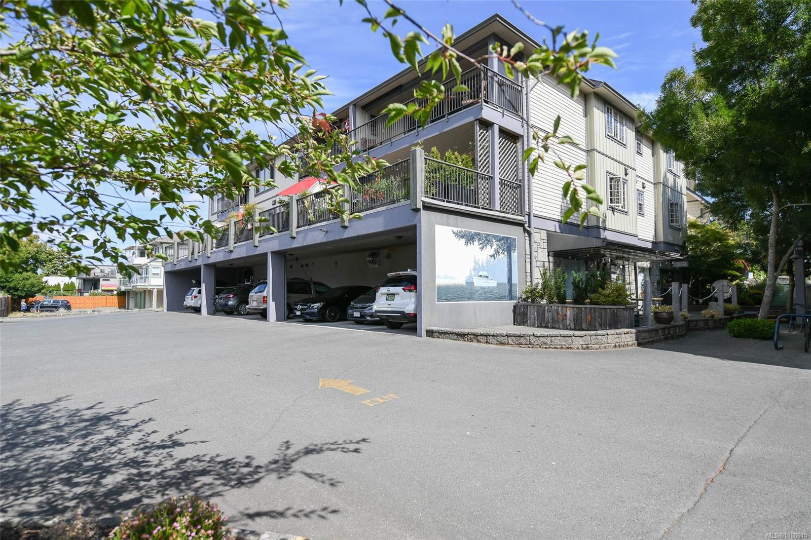 $779,900 - 1705 Comox Ave<br>British Columbia, V9M 3M1