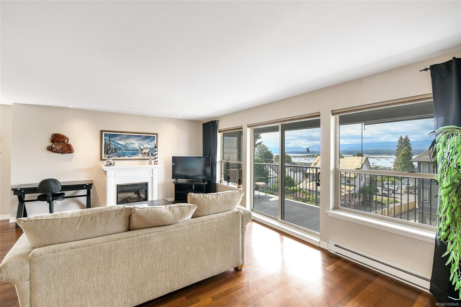 $779,900 - 1705 Comox Ave<br>British Columbia, V9M 3M1