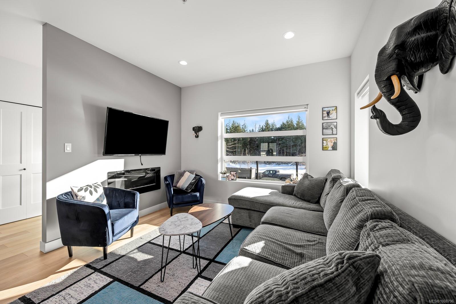 $644,000 - 3016 Alder St<br>British Columbia, V9W 0E5