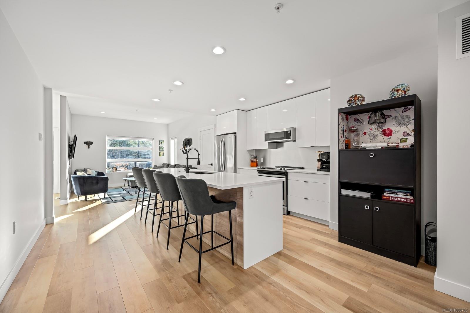 $644,000 - 3016 Alder St<br>British Columbia, V9W 0E5