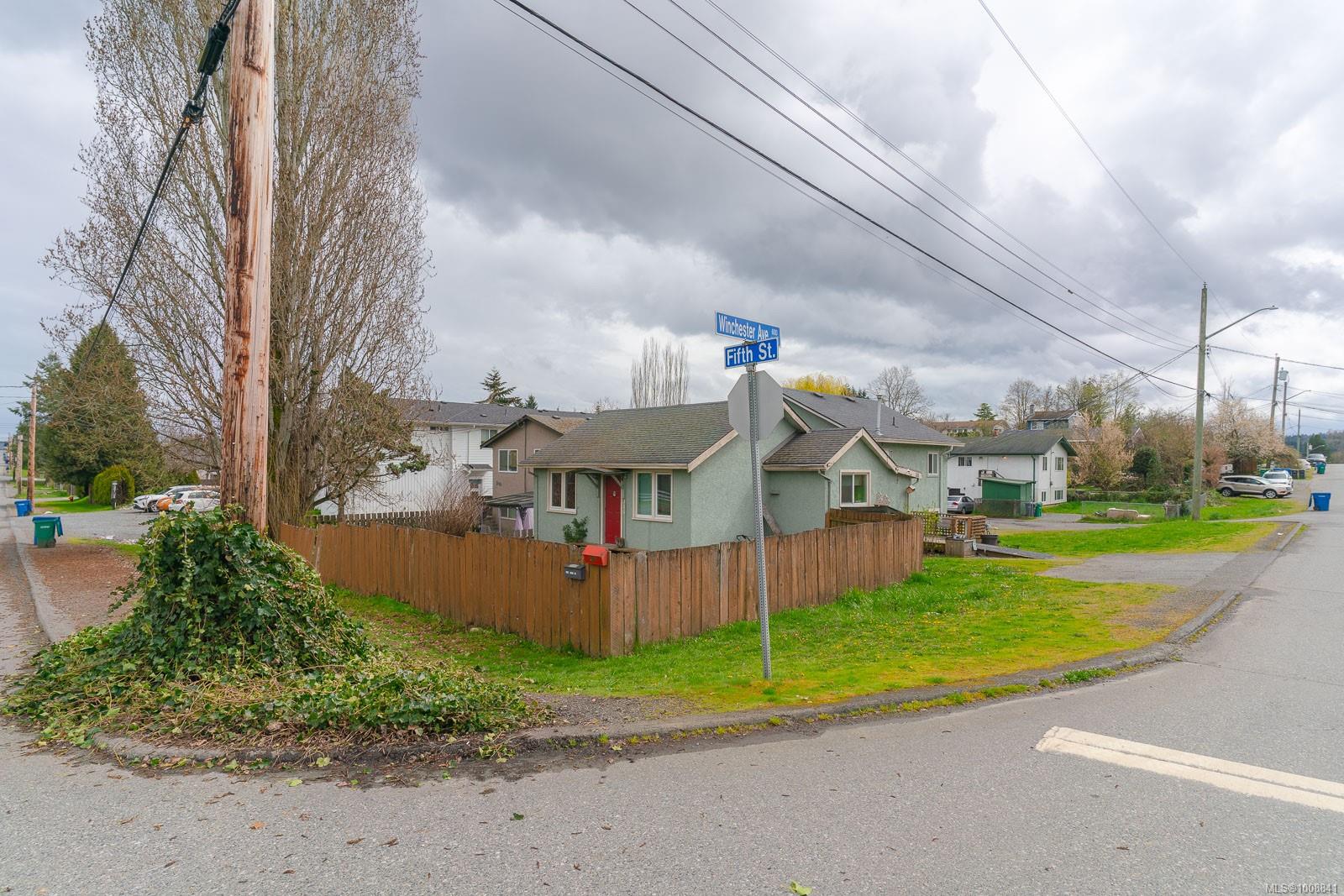 $669,000 - 315 Fifth St<br>British Columbia, V9R 1N6