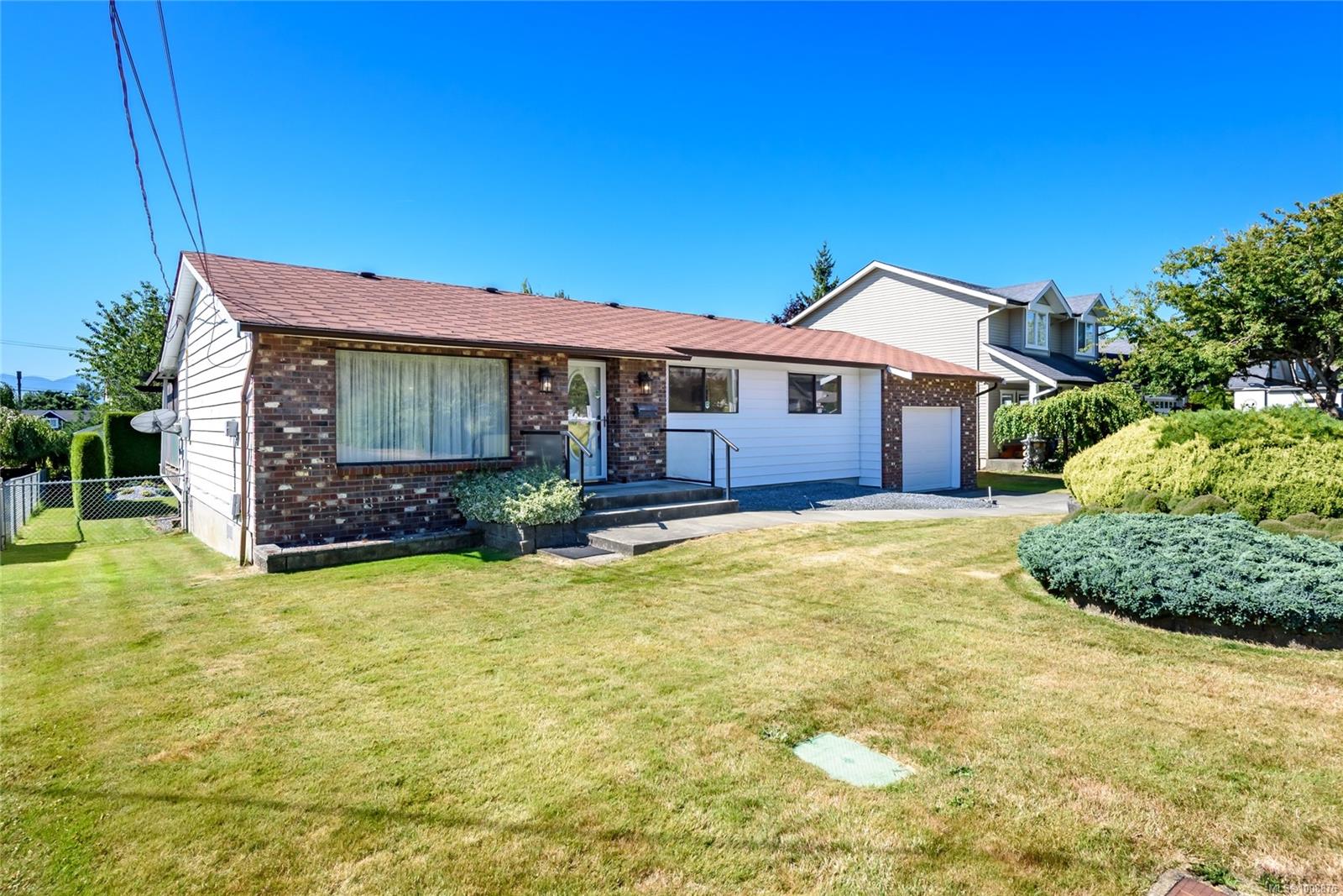 $749,000 - 1915 Marten Ave<br>British Columbia, V9M 2J9
