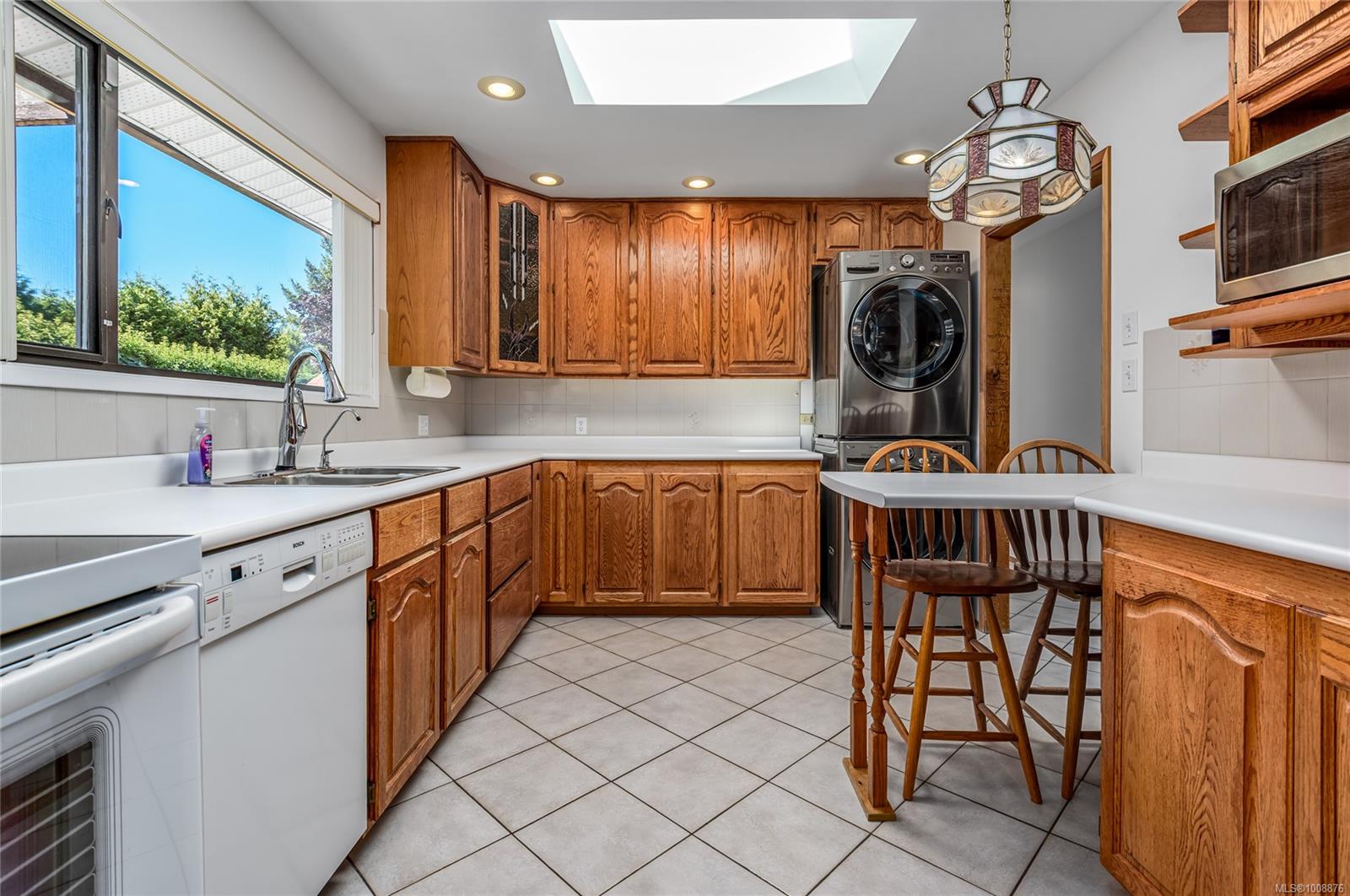 $749,000 - 1915 Marten Ave<br>British Columbia, V9M 2J9
