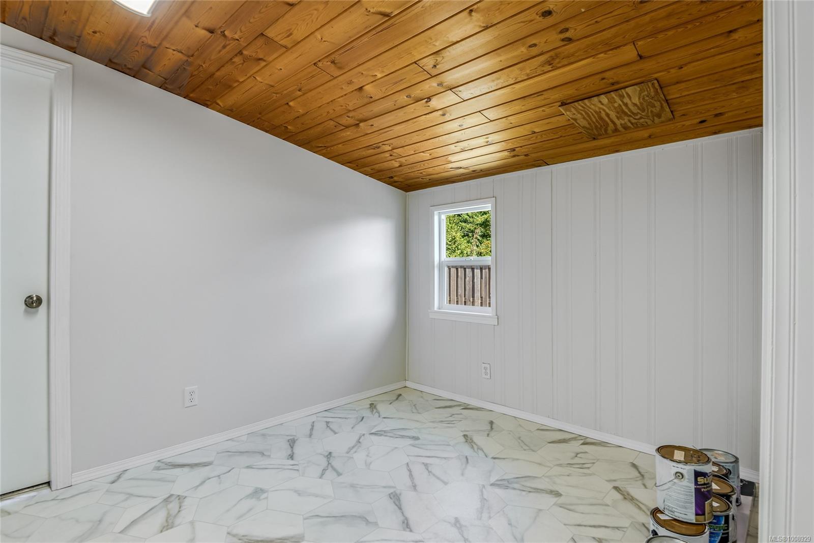 $489,800 - 3923 Wavecrest Rd<br>British Columbia, V9H 1H8