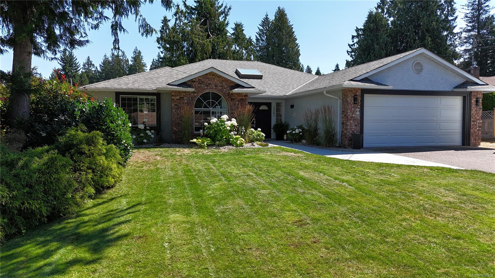 $985,000 - 1062 Pekin Pl<br>British Columbia, V9K 1E3