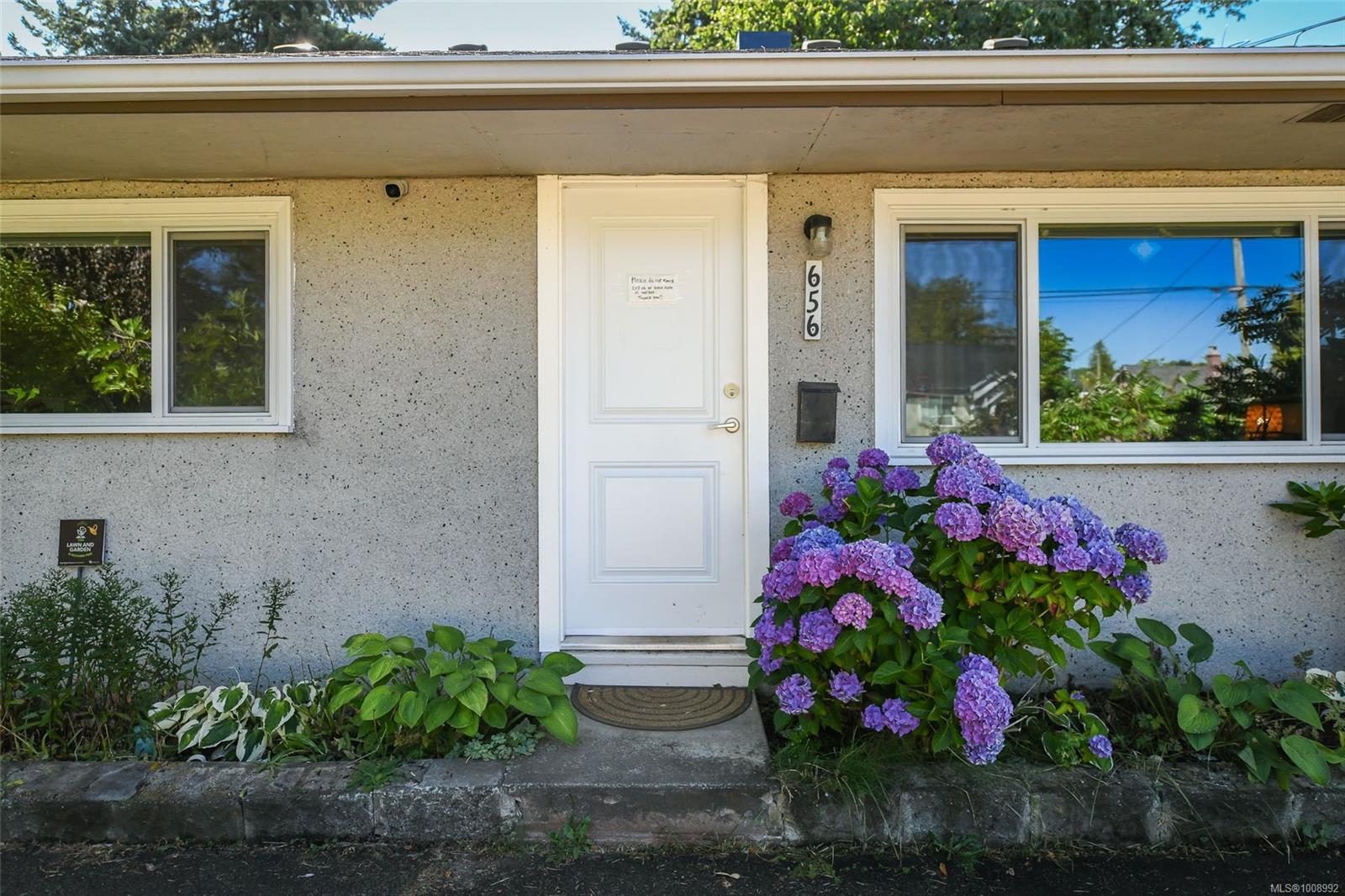 $575,000 - 656 11th St<br>British Columbia, V9N 1T1
