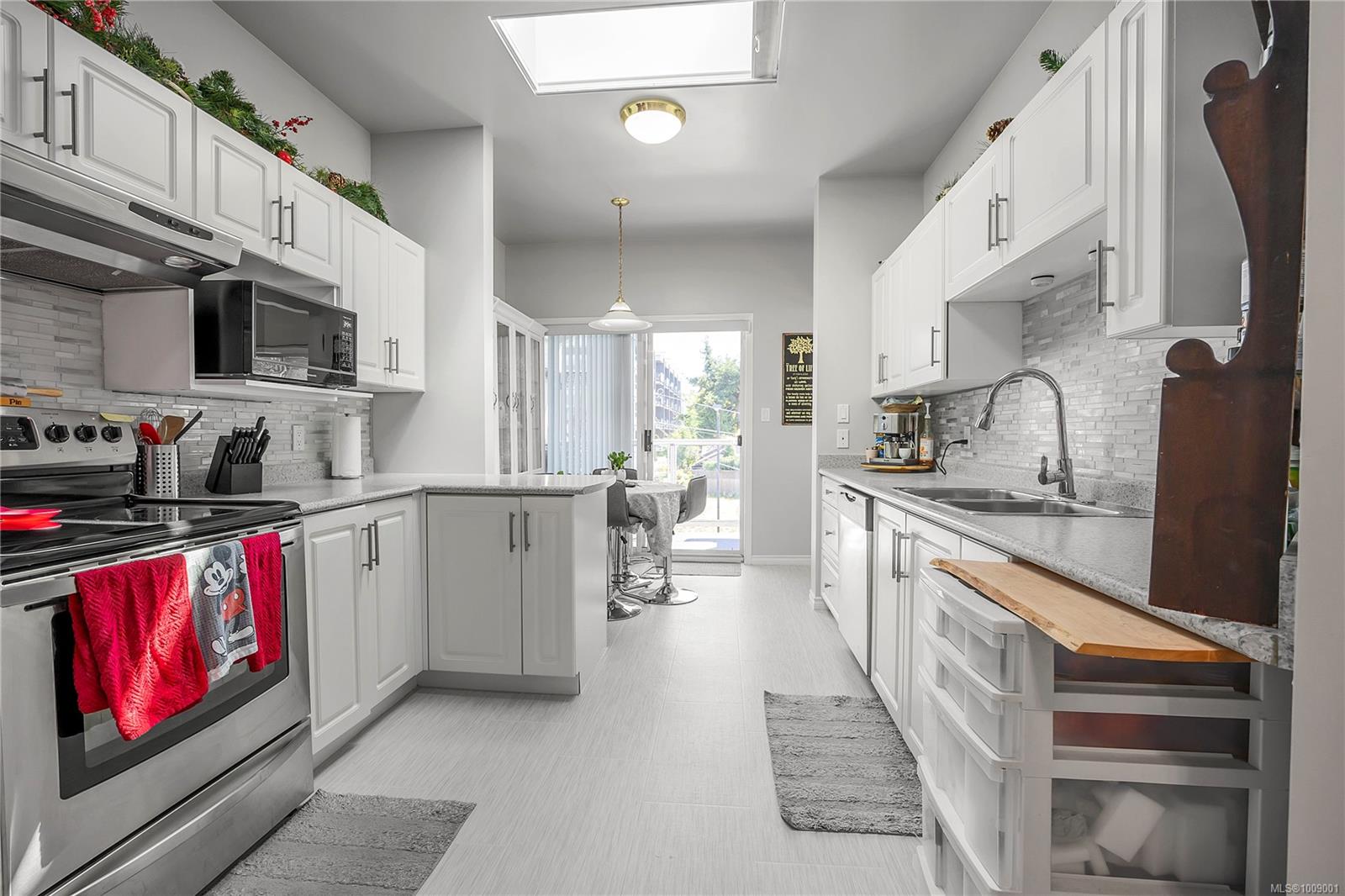 $519,900 - 220 Island Hwy<br>British Columbia, V9P 2P3