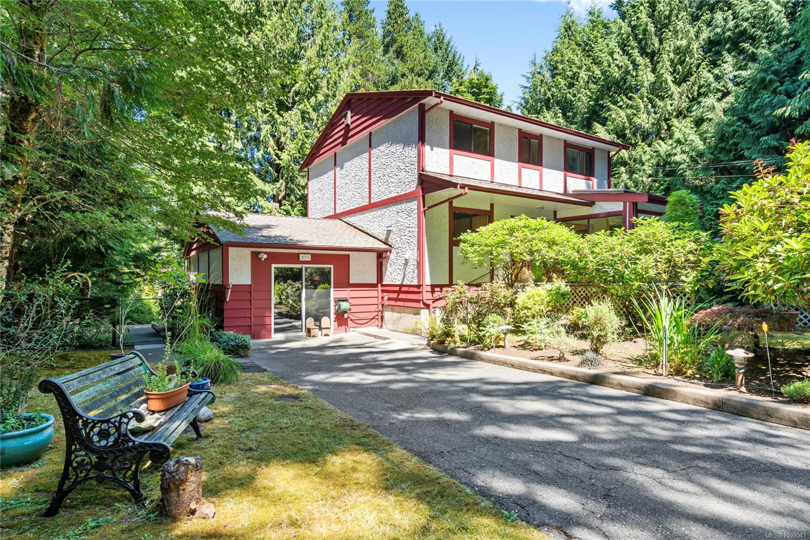 $975,000 - 255 Sunningdale Rd<br>British Columbia, V9K 1L3