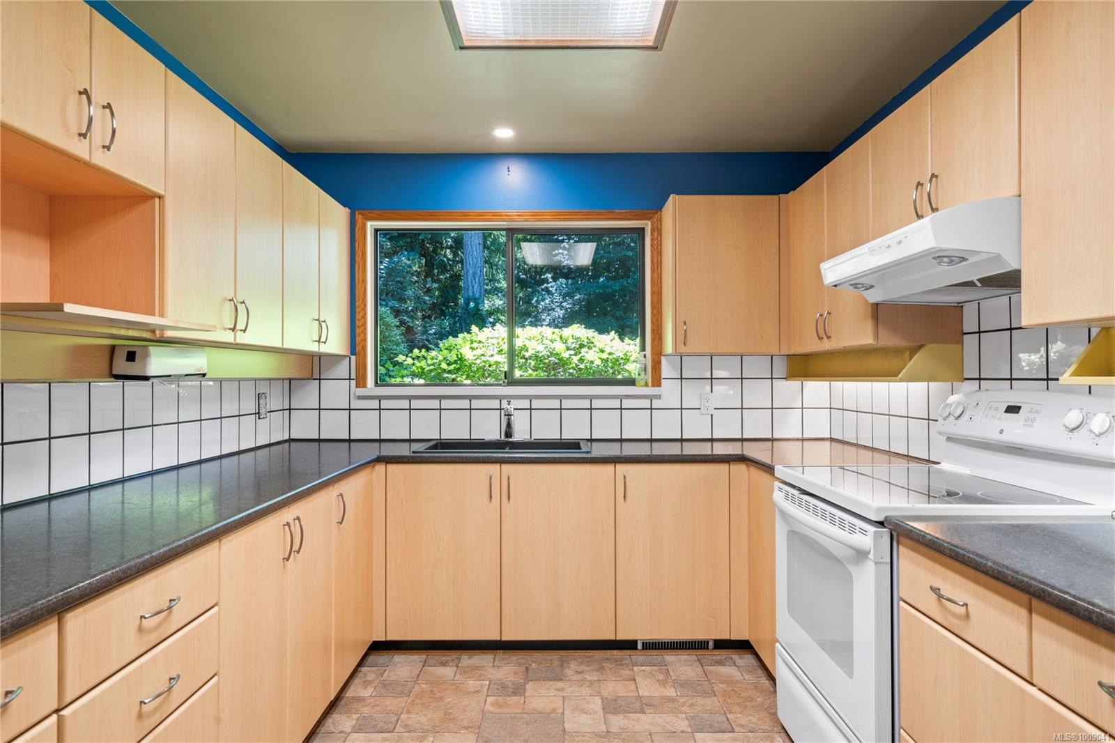 $975,000 - 255 Sunningdale Rd<br>British Columbia, V9K 1L3