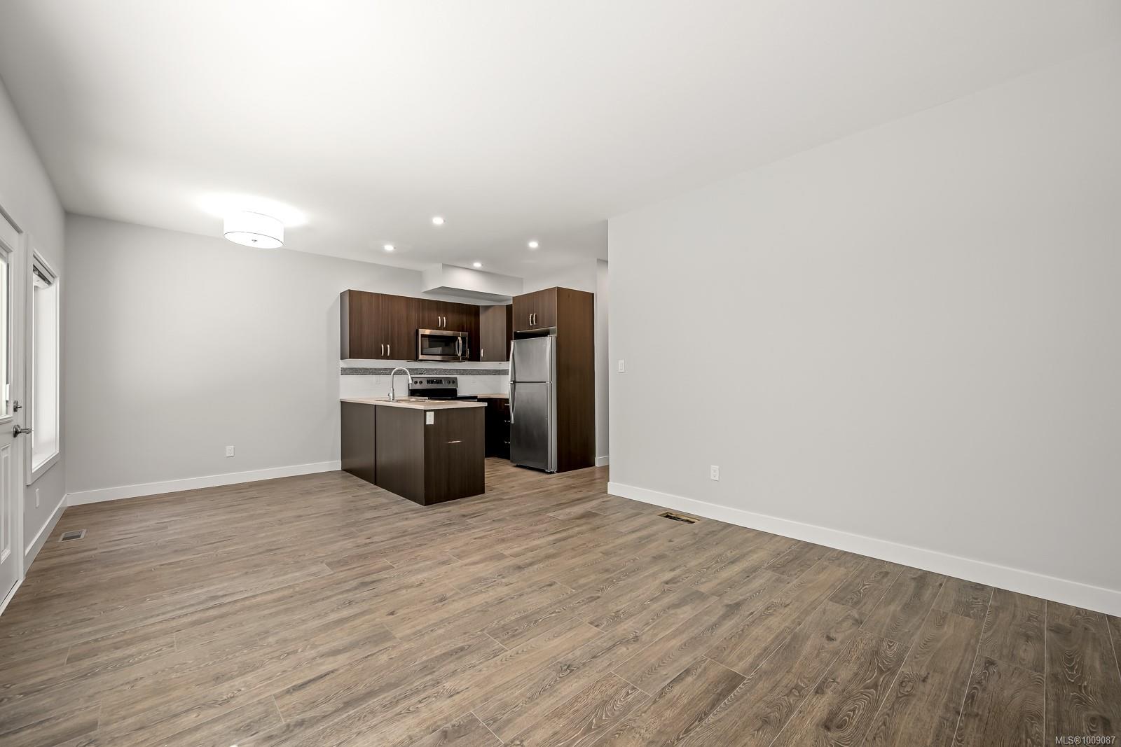 $569,900 - 2109 13th St<br>British Columbia, V9N 0B1