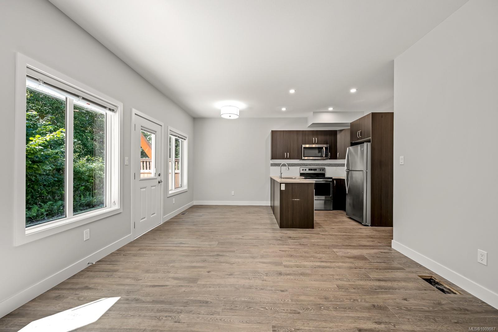$569,900 - 2109 13th St<br>British Columbia, V9N 0B1