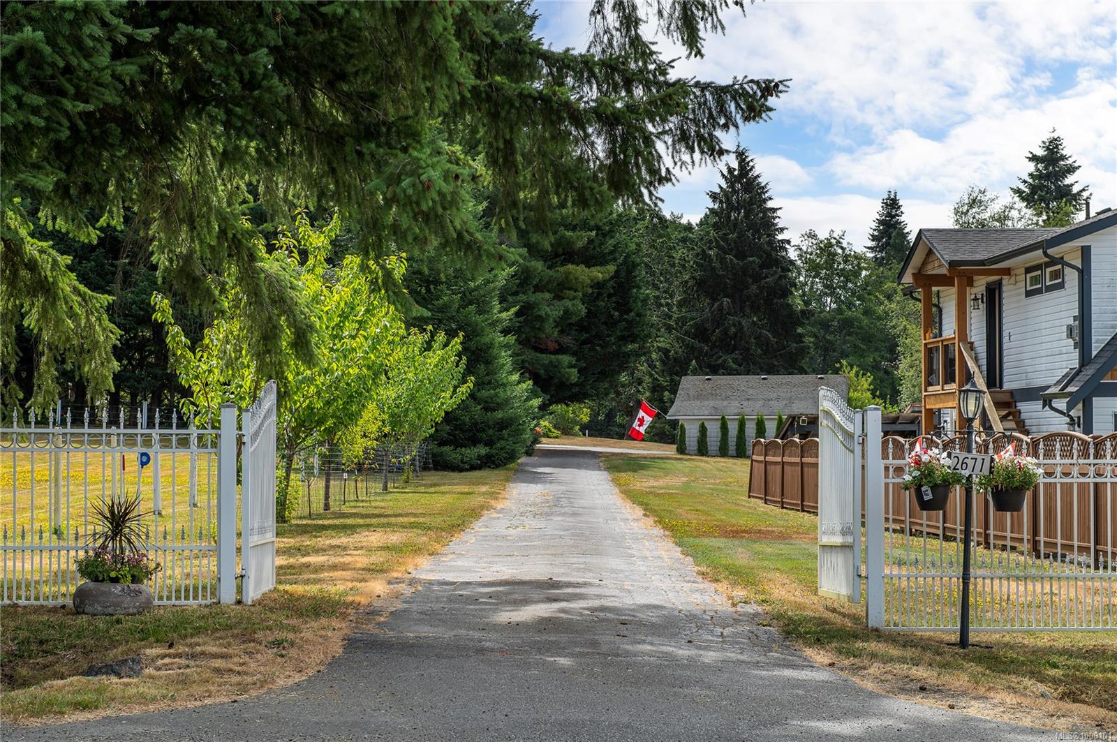 $1,350,000 - 2671 Huband Rd<br>British Columbia, V9J 1L4