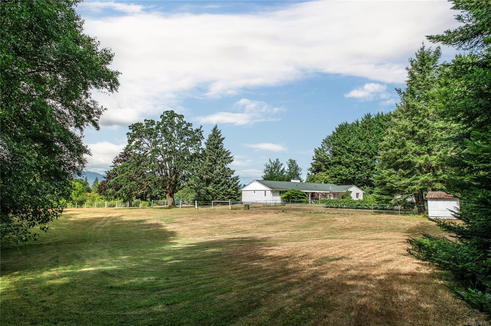$1,350,000 - 2671 Huband Rd<br>British Columbia, V9J 1L4