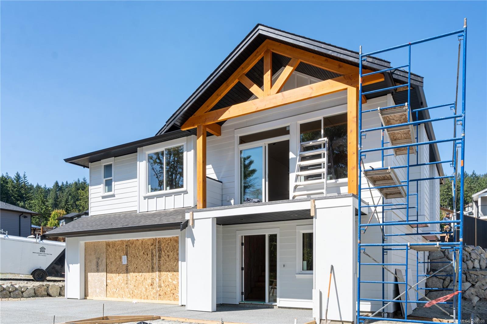 $1,049,900 - 824 Russell Rd<br>British Columbia, V9G 1W4