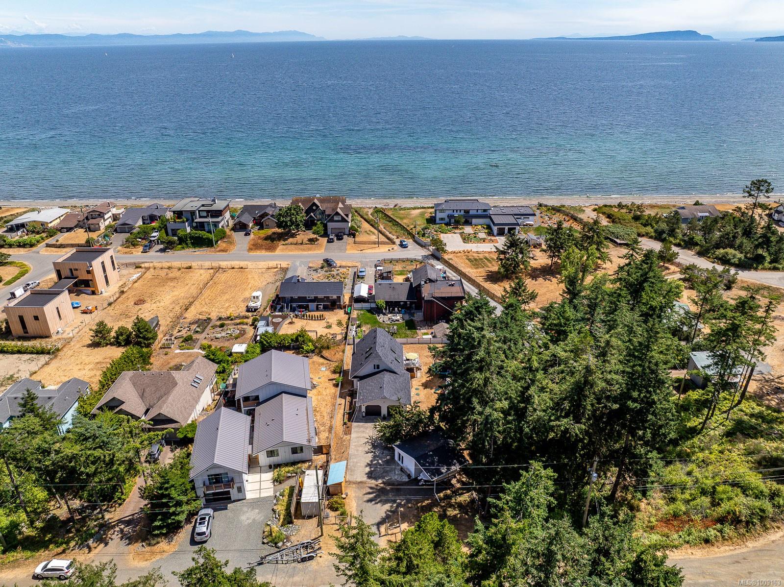 $1,319,000 - 532 Walter Rd<br>British Columbia, V9M 3V7