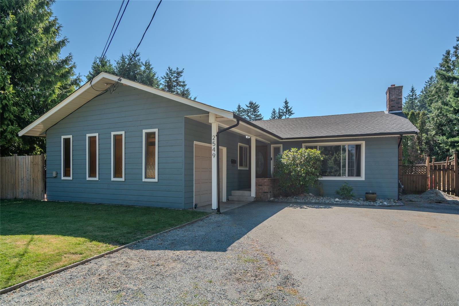 $749,000 - 2549 Labieux Rd<br>Nanaimo, British Columbia, V9T 3M8
