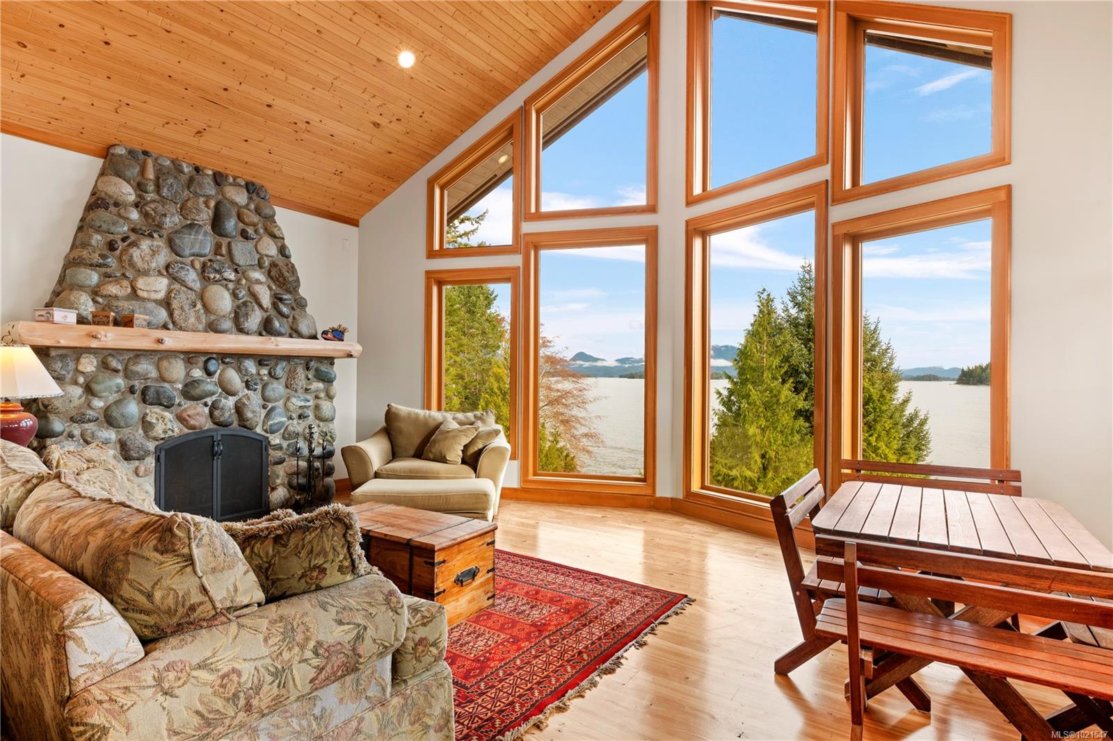 $949,000 - 1062 5th Ave<br>Ucluelet, British Columbia, V0R 3A0