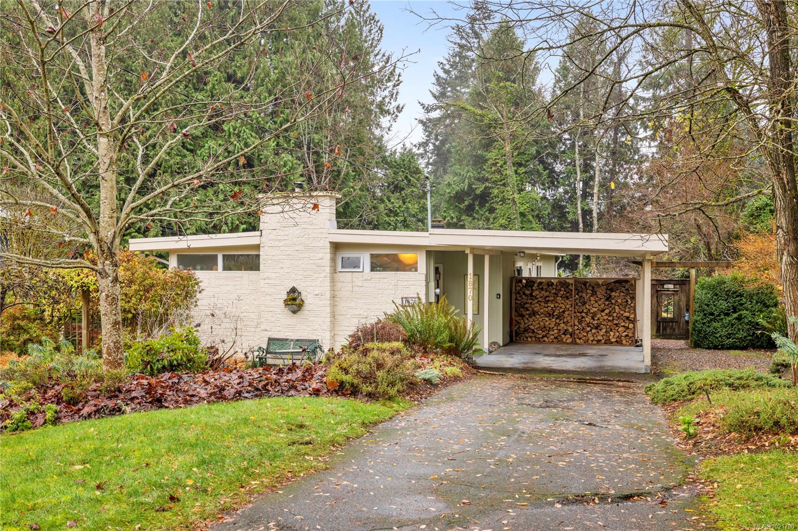 $750,000 - 1870 Deerborne Pl<br>Nanaimo, British Columbia, V9T 1A2