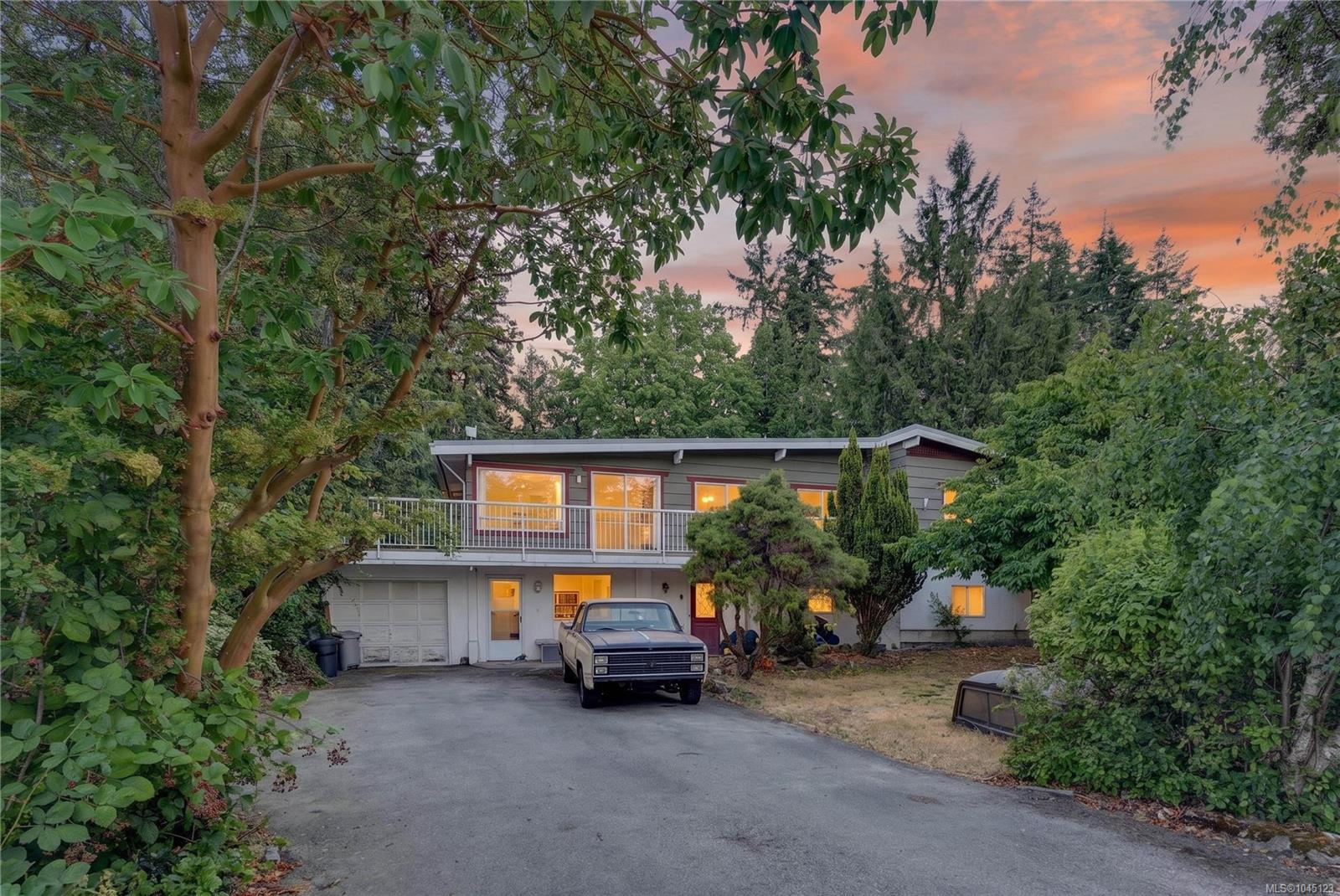243 Maliview Dr — listing photo 2 of 45