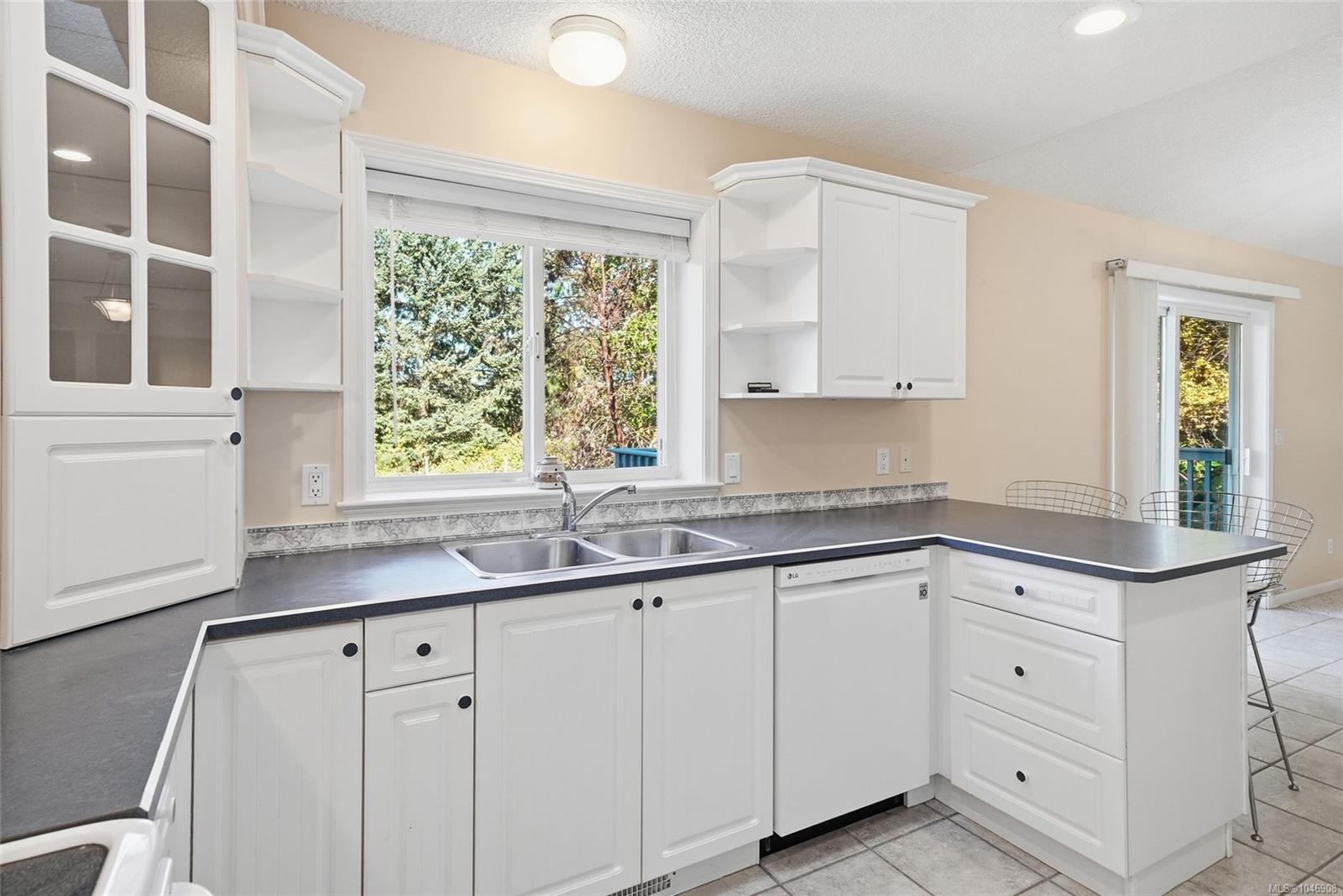 821 Shorewood Dr — listing photo 11 of 49