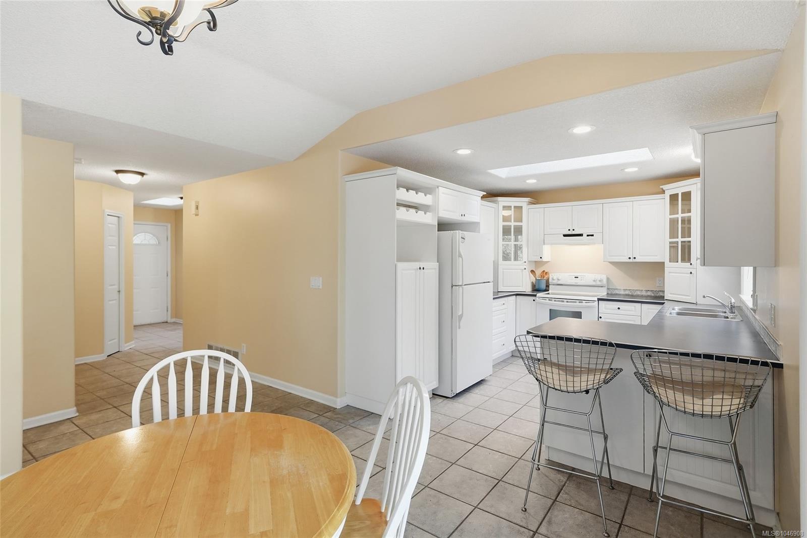 821 Shorewood Dr — listing photo 5 of 49