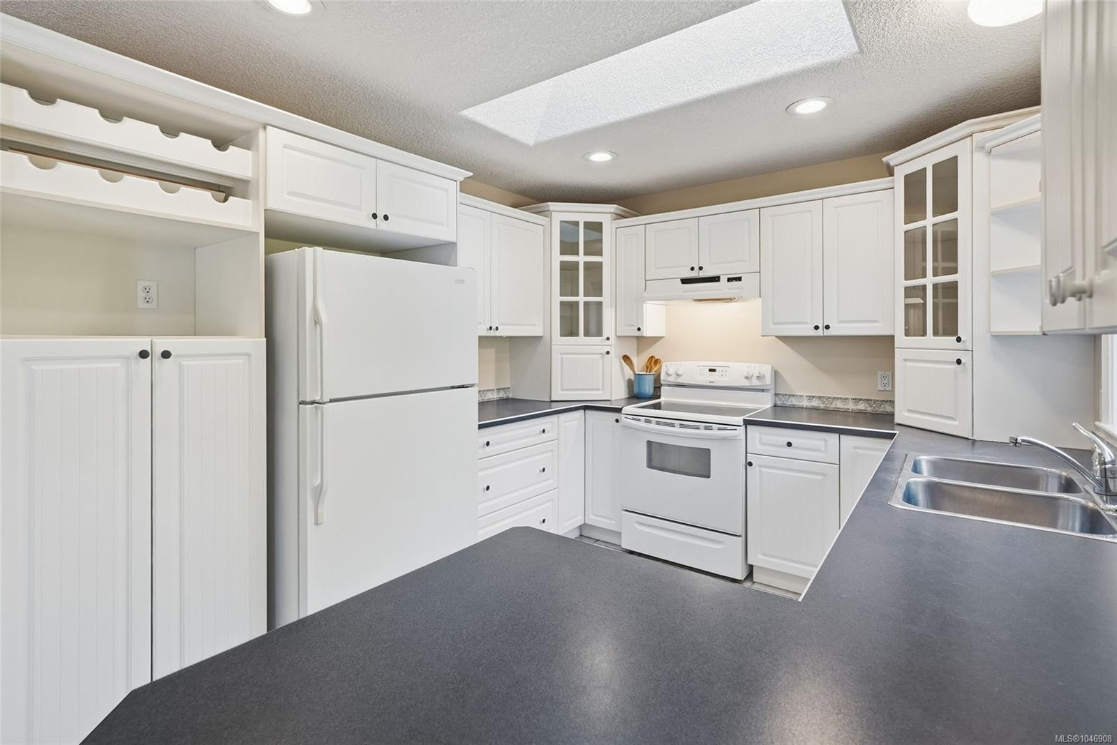 821 Shorewood Dr — listing photo 8 of 49