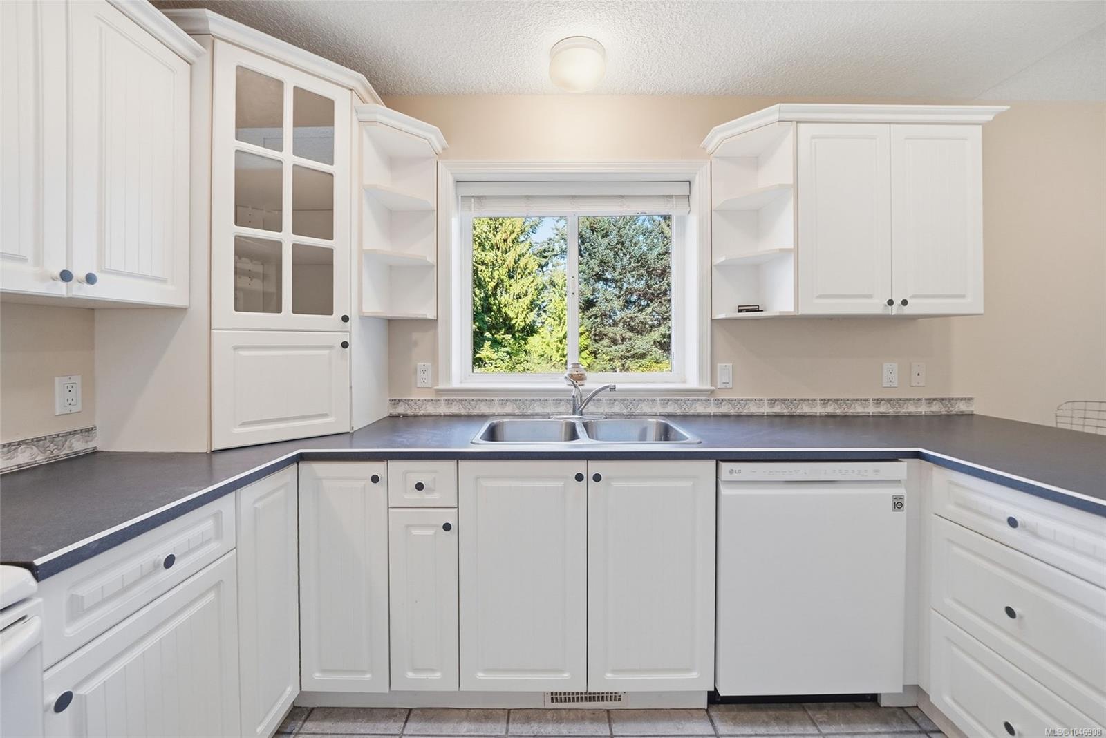 821 Shorewood Dr — listing photo 9 of 49