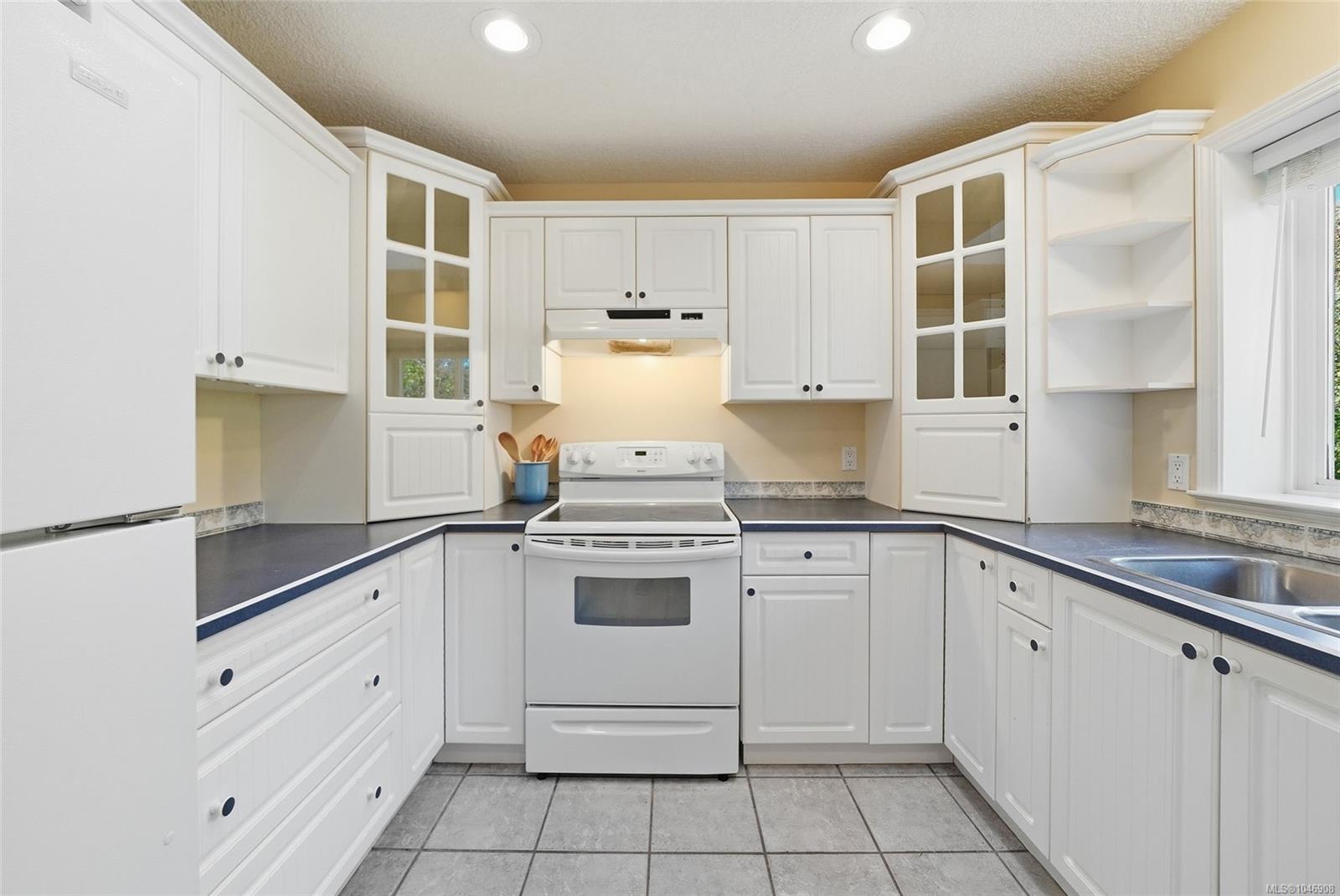 821 Shorewood Dr — listing photo 10 of 49