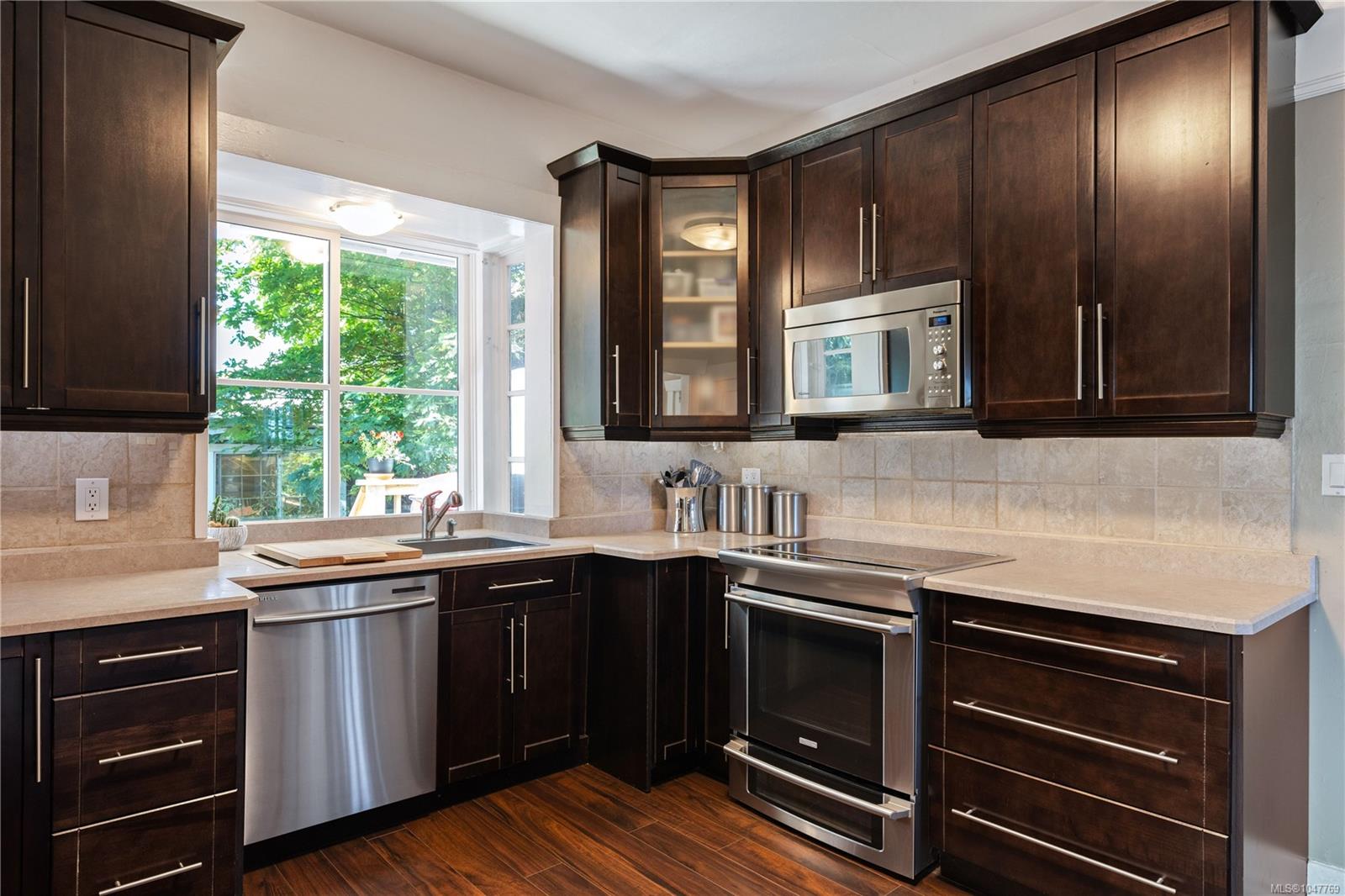 3870 Rowland Ave — listing photo 11 of 54