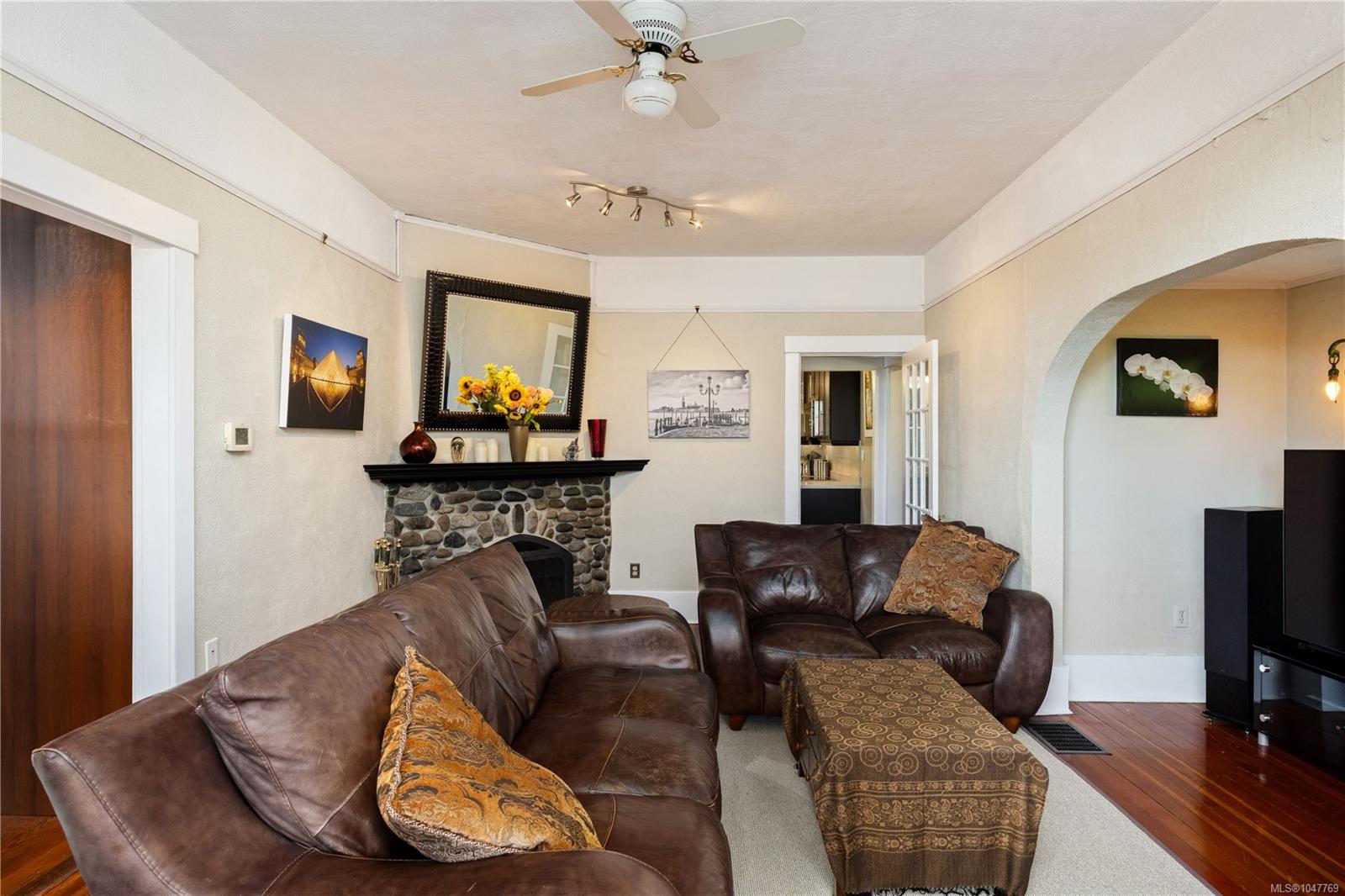 3870 Rowland Ave — listing photo 7 of 54