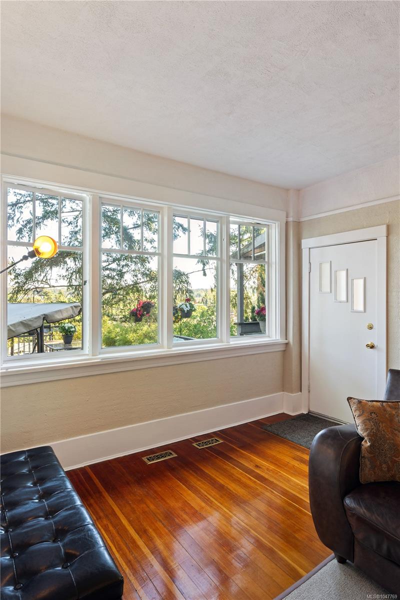 3870 Rowland Ave — listing photo 9 of 54