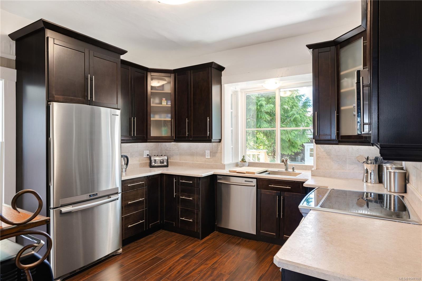 3870 Rowland Ave — listing photo 10 of 54