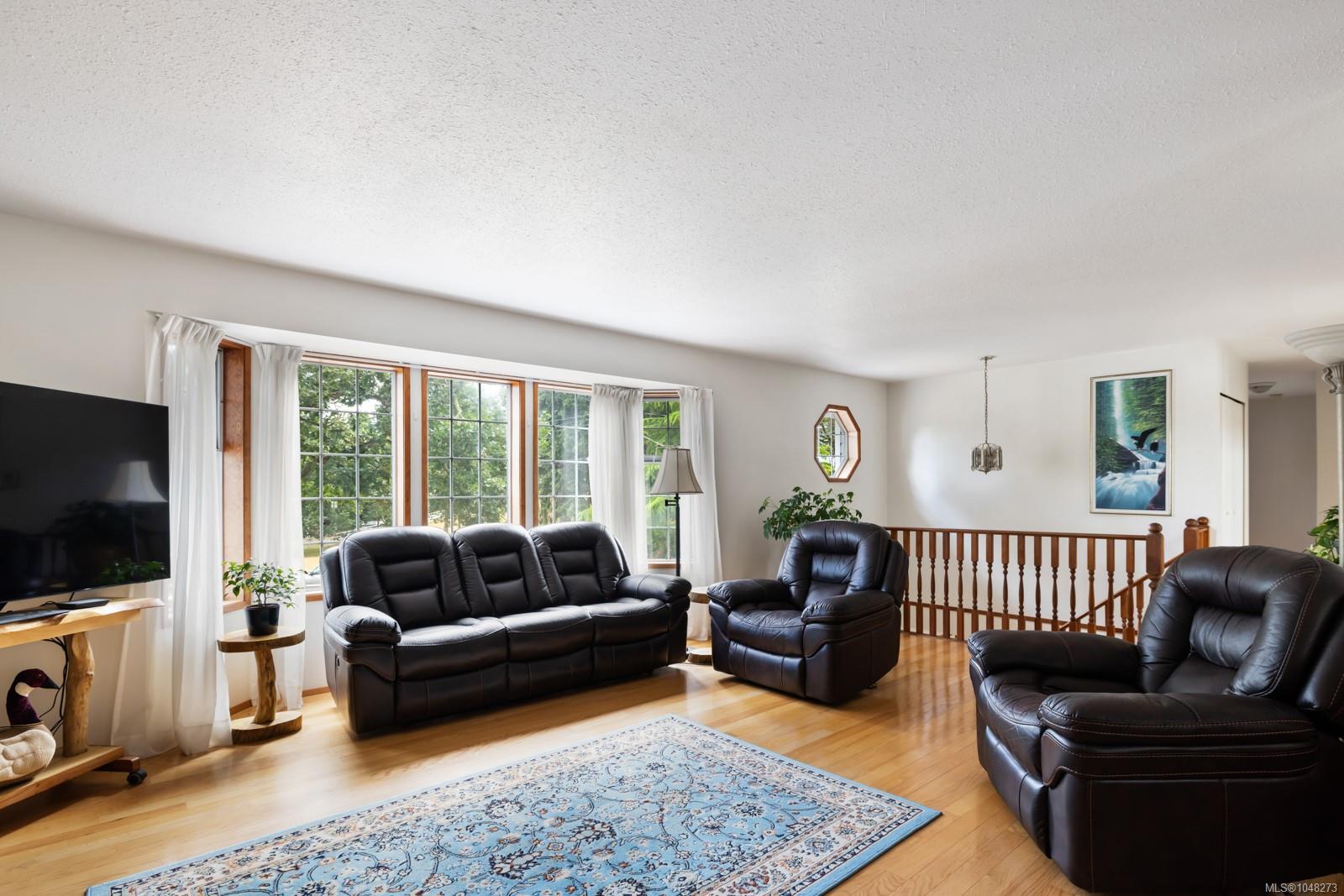 1348 Oakwood Pl — listing photo 8 of 54