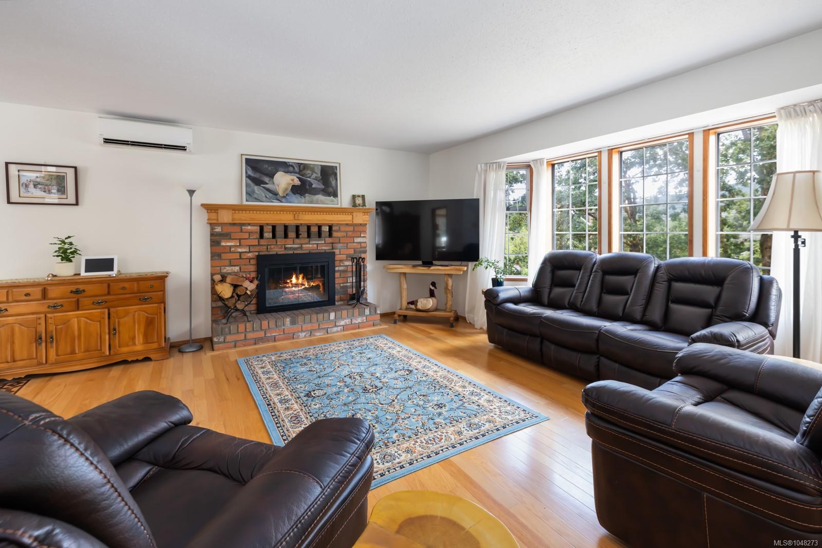 1348 Oakwood Pl — listing photo 9 of 54