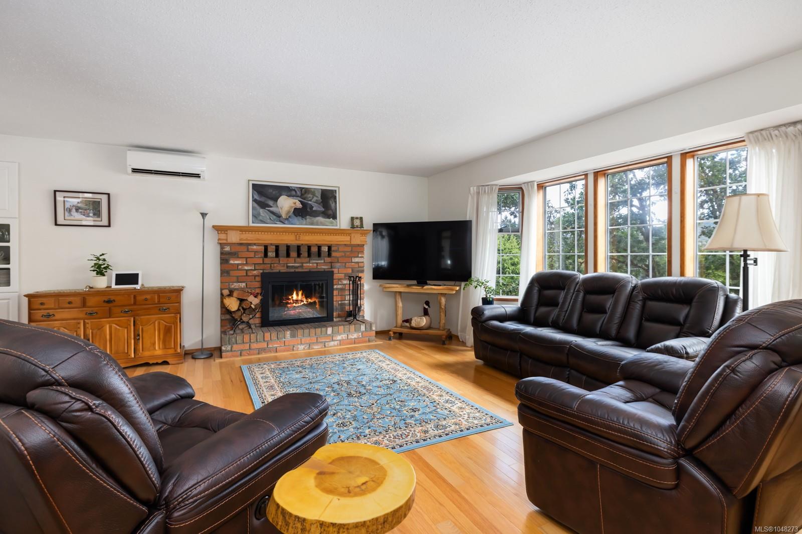 1348 Oakwood Pl — listing photo 10 of 54