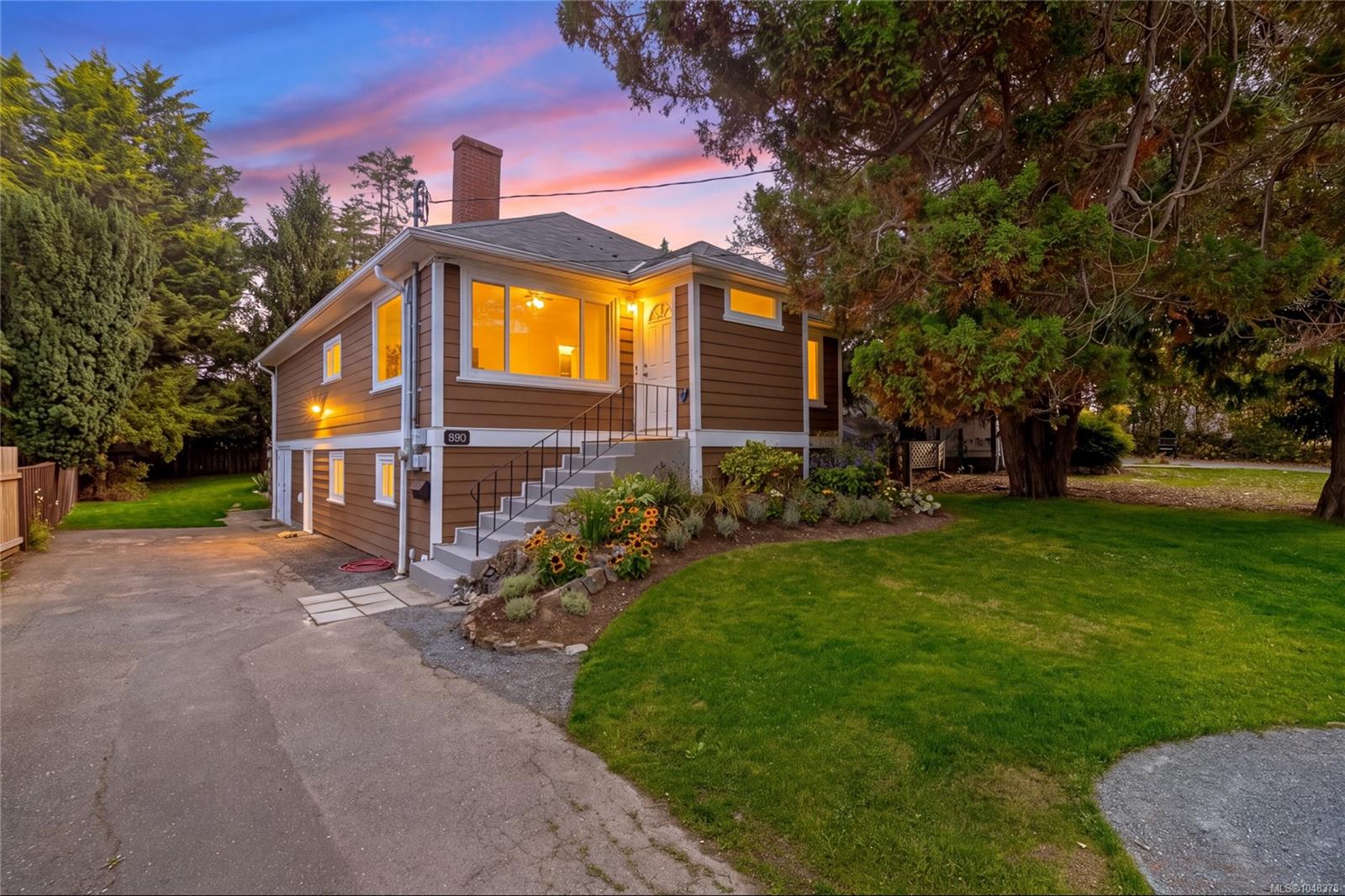 890 Darwin Ave — listing photo 2 of 42