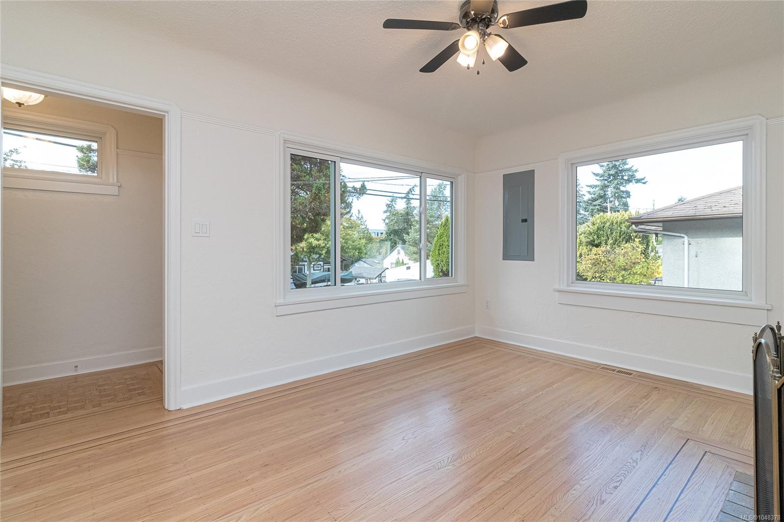 890 Darwin Ave — listing photo 4 of 42